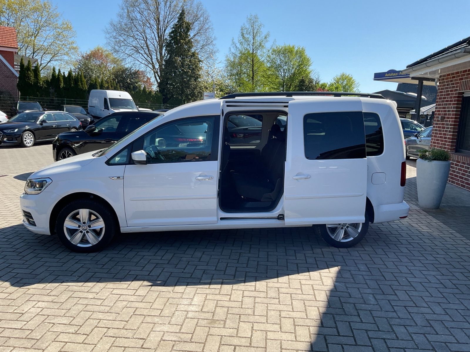 Fahrzeugabbildung Volkswagen Caddy Maxi 2,0TDI DSG Comfort 7 Sitze,AHK,ACC,