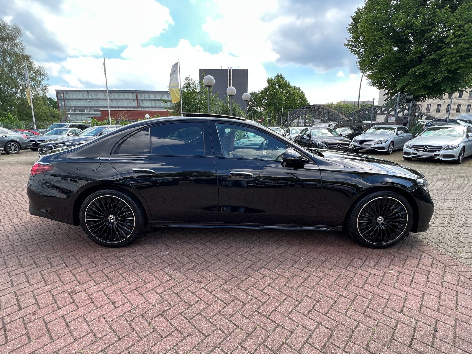 Fahrzeugabbildung Mercedes-Benz E 200 AMG LINE PREMIUM PANO SUPERSCREEN NAPPA
