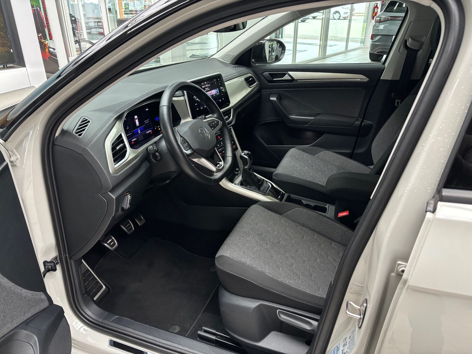 Fahrzeugabbildung Volkswagen T-Roc Move 1.0 TSI LED+SHZ+APP