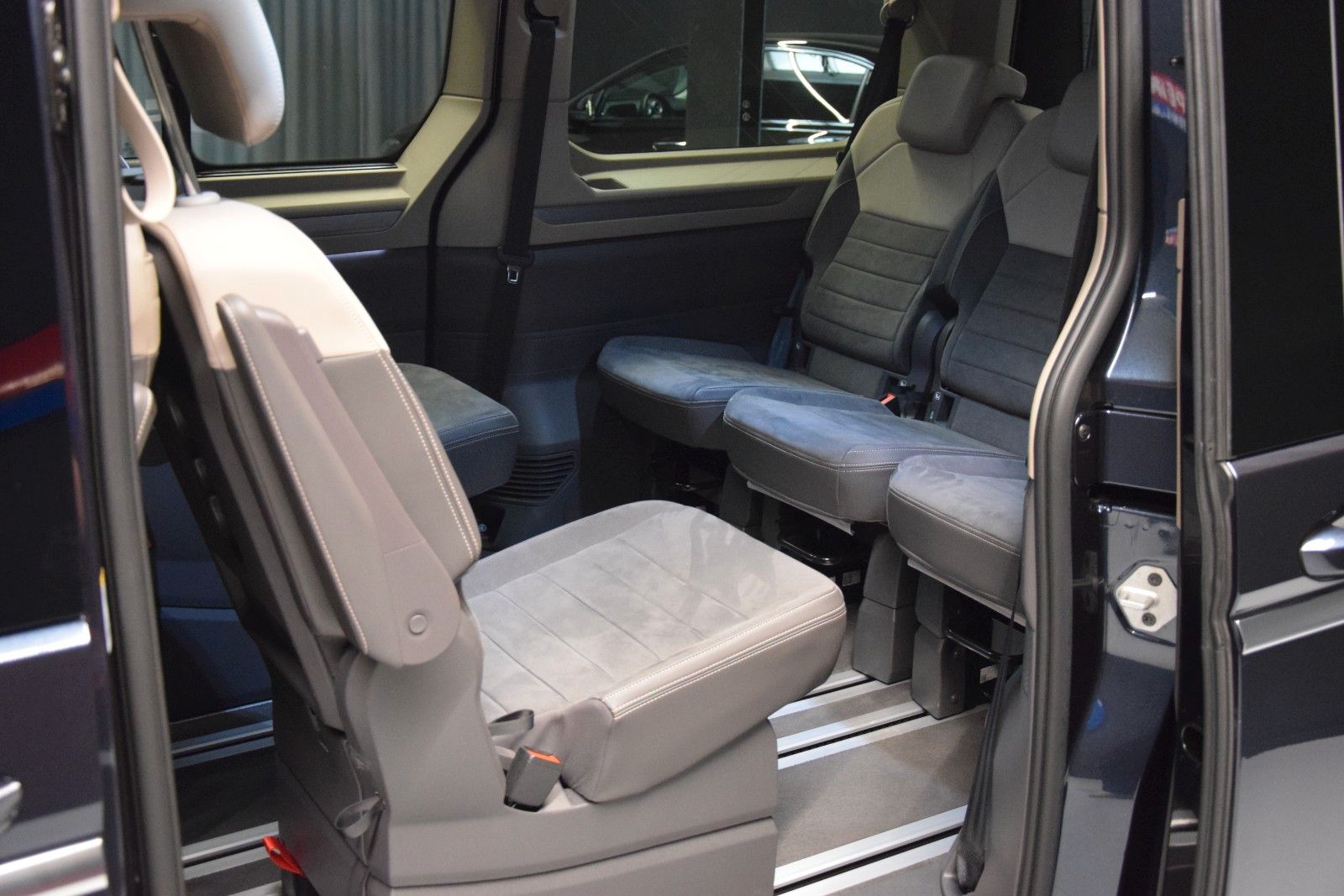 Fahrzeugabbildung Volkswagen T7 Multivan Style lang H&k vis-a-vis AHK ACC StH