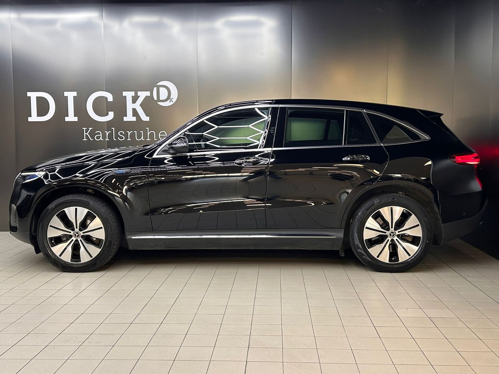 Fahrzeugabbildung Mercedes-Benz EQC 400 4M WIDES+MULTIB+HEAD+ACC+SHZ+AHK+WP+360+