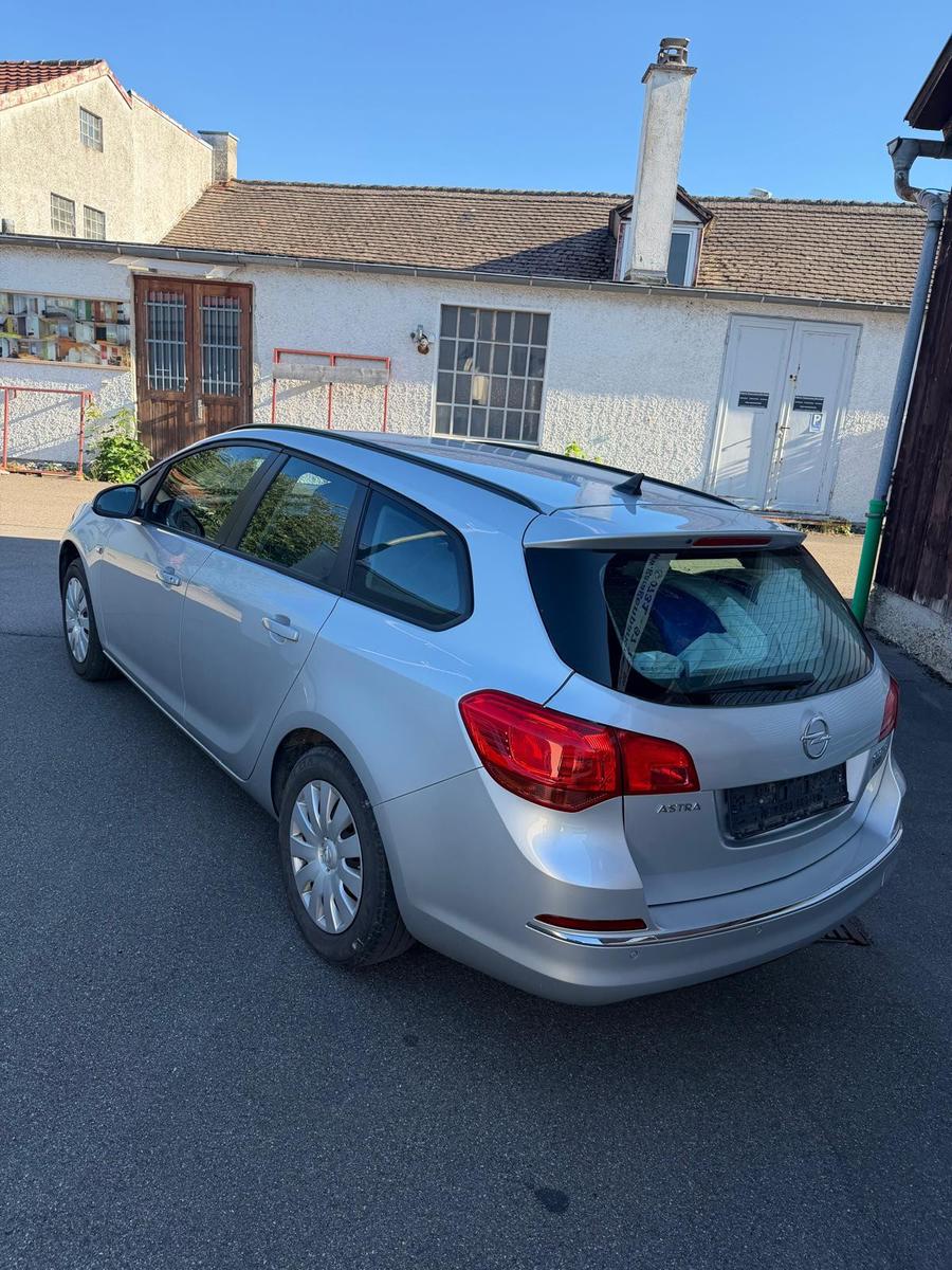 Opel Astra 2015 — engine 1.598 cm³, 110 HP (81kW)