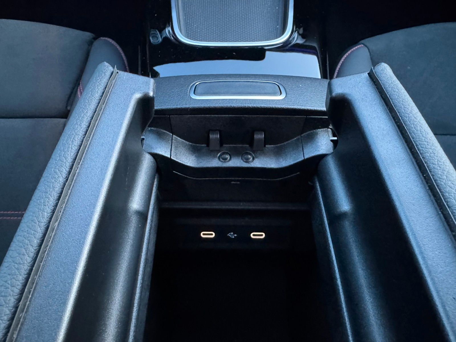 Fahrzeugabbildung Mercedes-Benz CLA 200 SB+AMG+Pano+Distr+Ambiente+Night+RFK