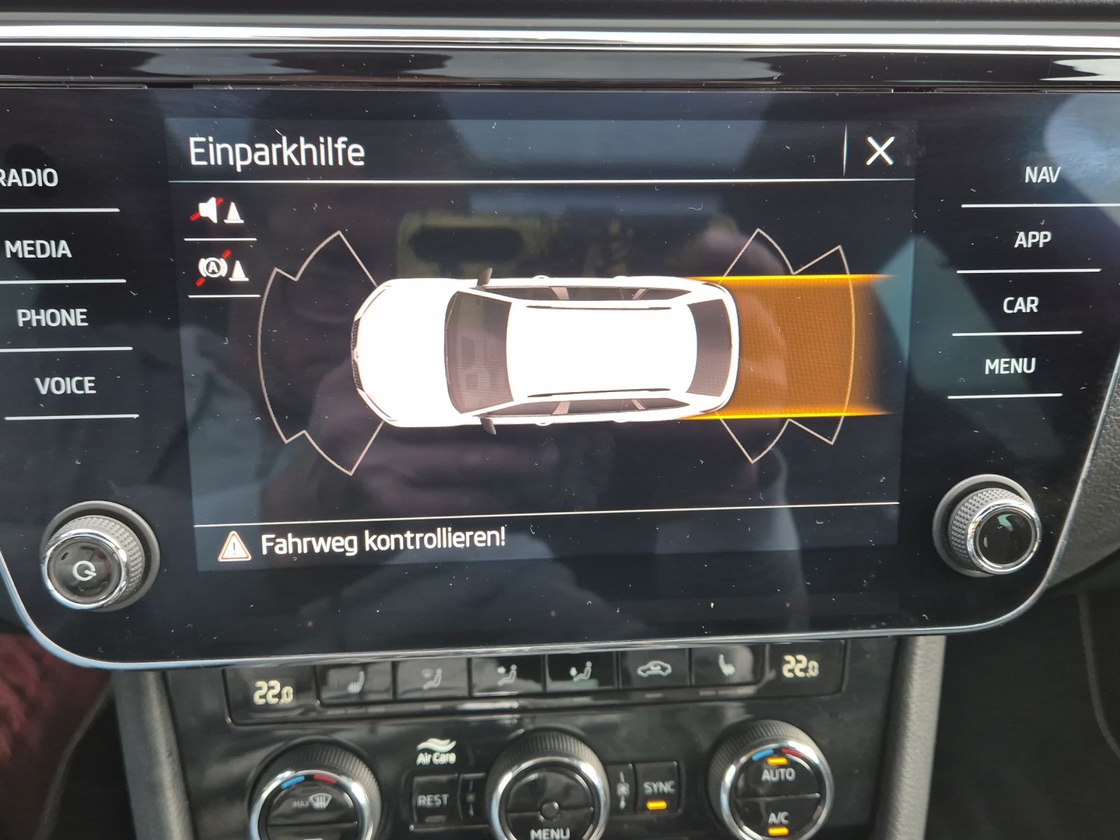 Fahrzeugabbildung SKODA Superb Combi TDI Sportline DSG 4x4 Matrix AHK Na