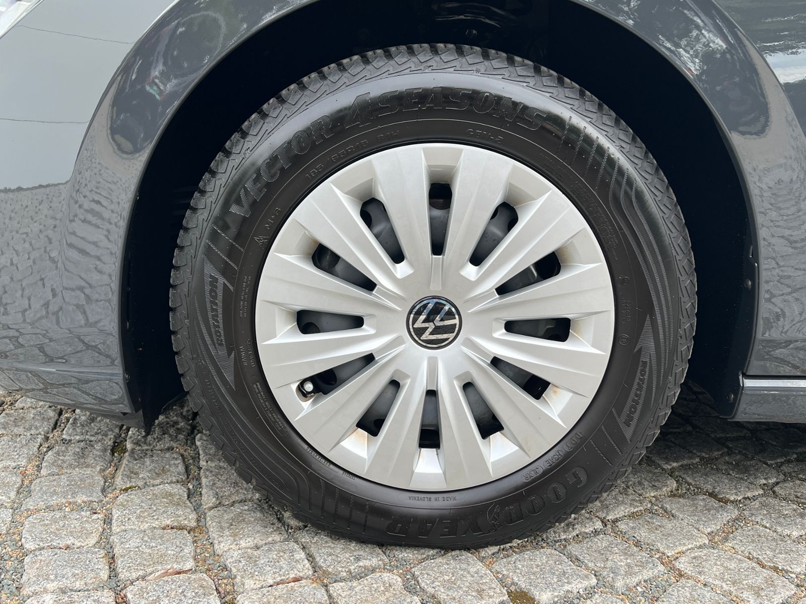 Fahrzeugabbildung Volkswagen Golf VIII 1.0 TSI *LED, Climatronic, Kessy, Digi