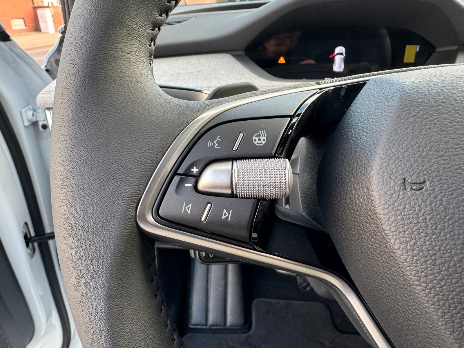 Fahrzeugabbildung SKODA ENYAQ LOUNGE PANO ACC NAVI