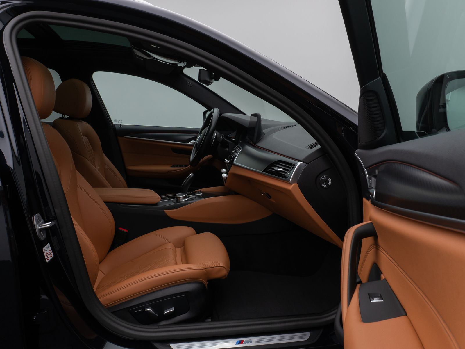 Fahrzeugabbildung BMW 530i M Sport Panorama Kamera DAB HiFi AHK Alarm