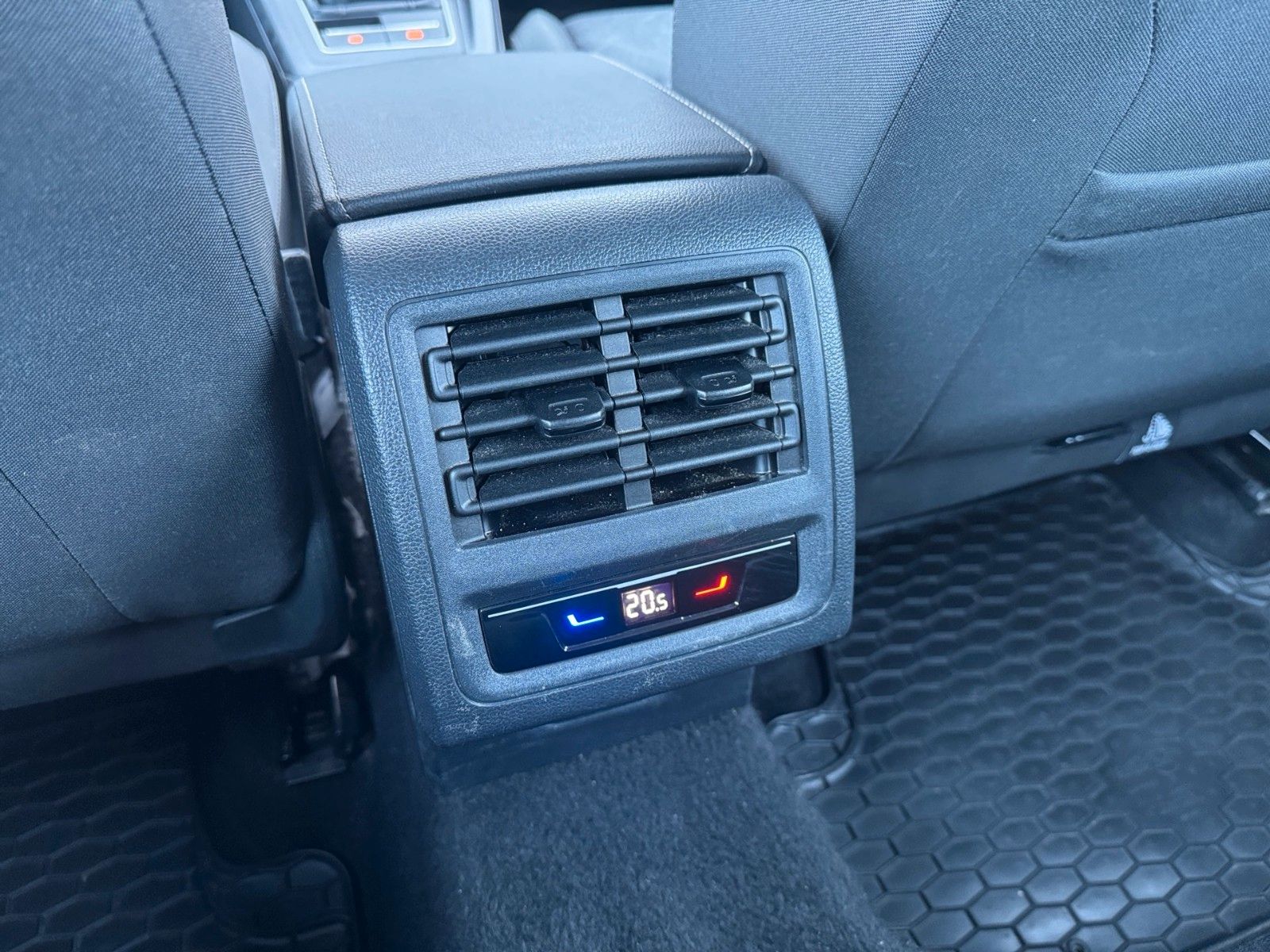 Fahrzeugabbildung Volkswagen Golf VIII Lim. Life 1.0 TSI