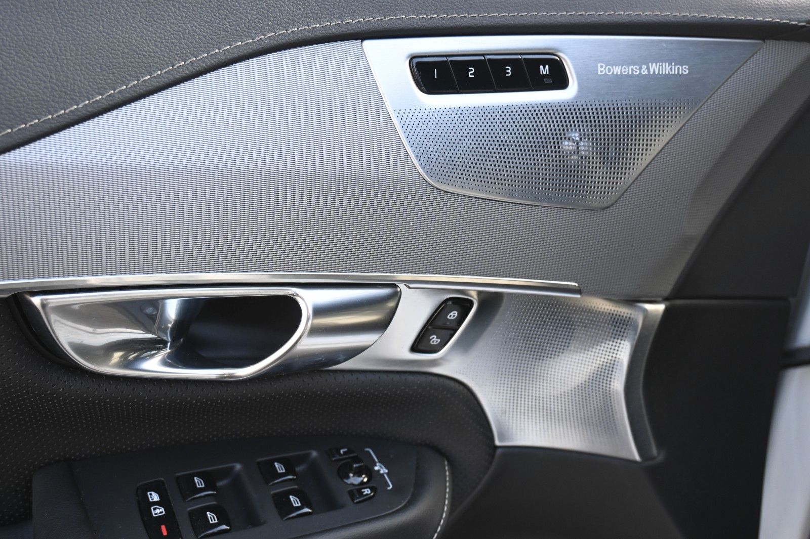 Fahrzeugabbildung Volvo XC90 Ultimate Dark AWD*HUD*360°*LUFT*STDHZG*AHK*