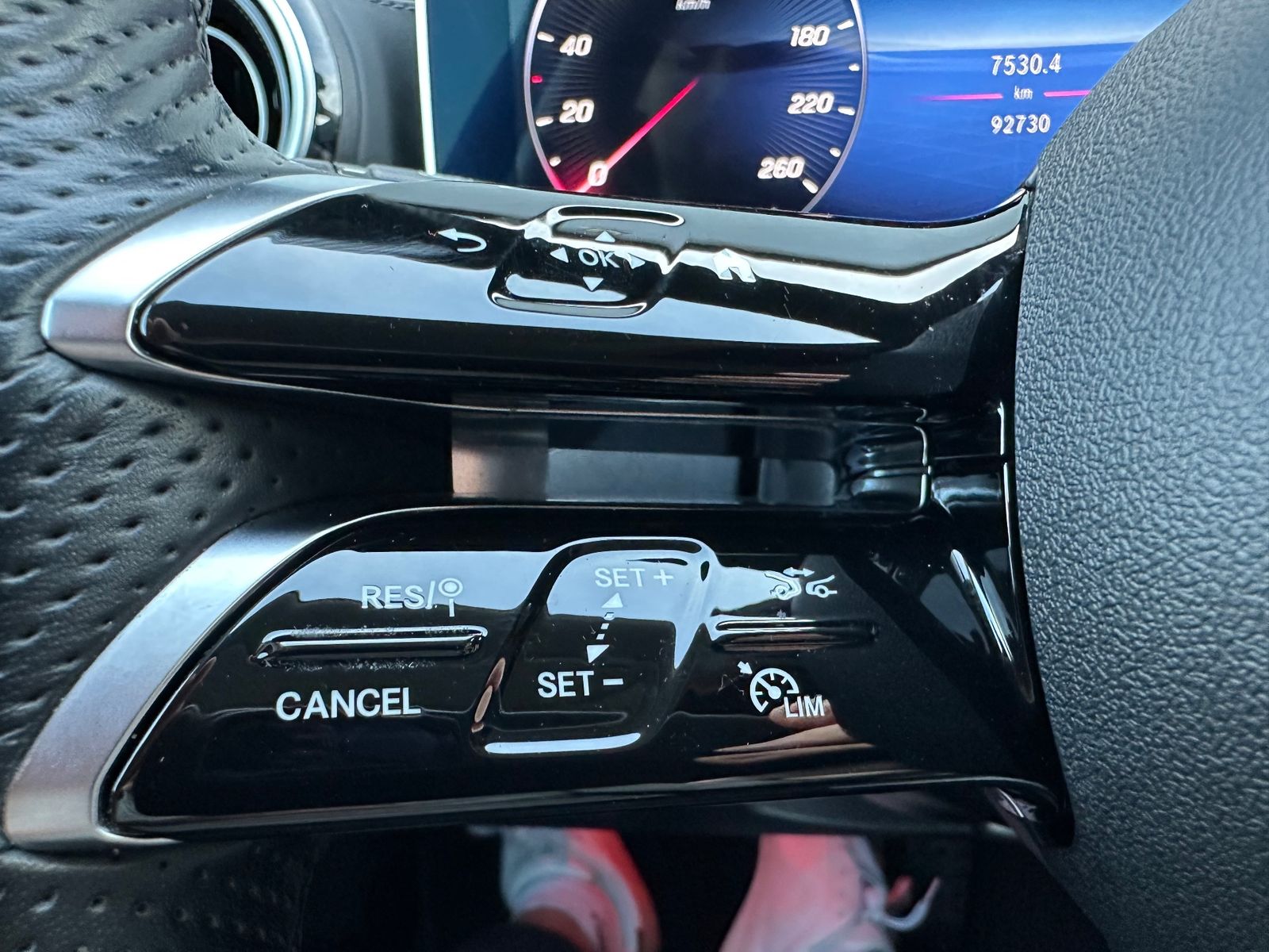 Fahrzeugabbildung Mercedes-Benz C 220d d T 4Matic T AMG-Line NAV+LED+DISTRONIC