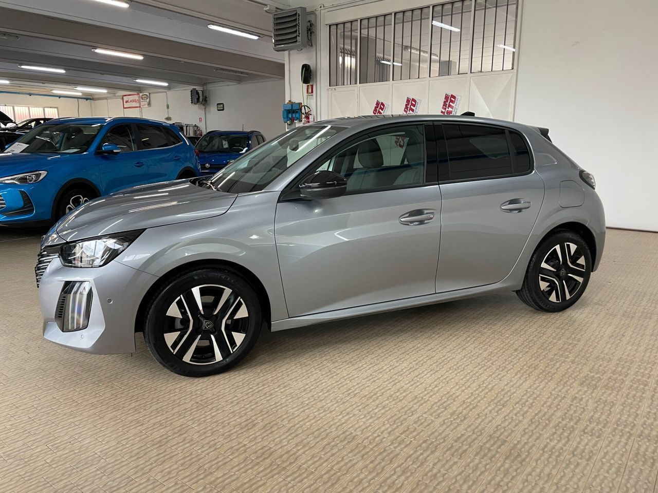 Peugeot 208 PureTech 100cv 5 porte Allure 2025 imagem 3