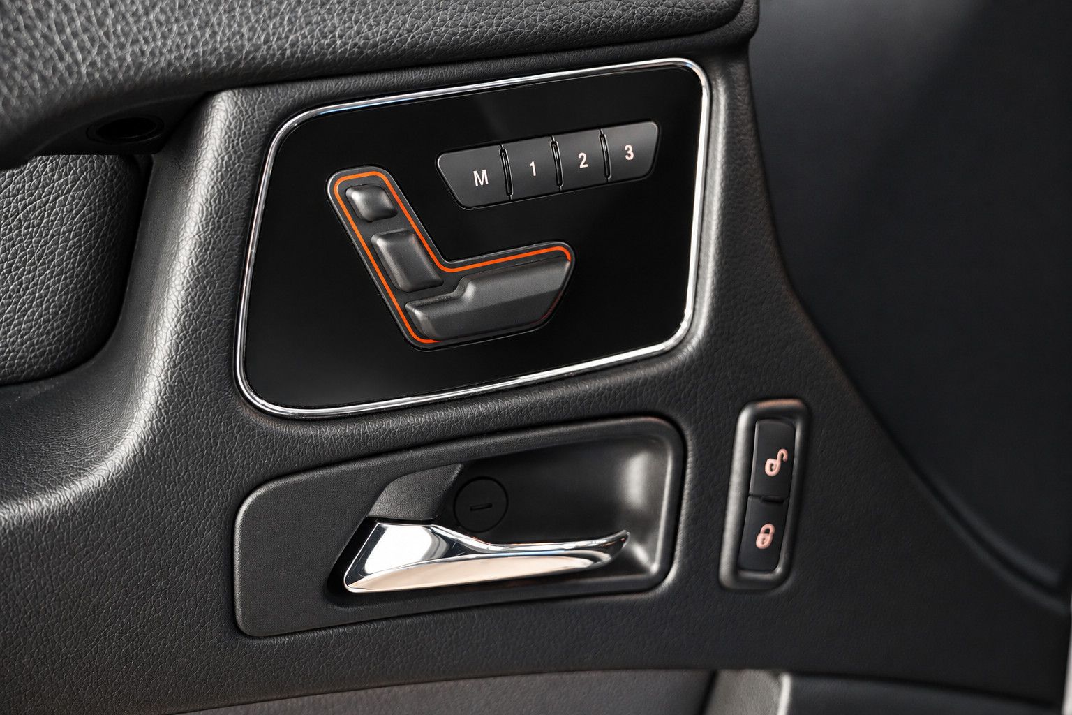 Fahrzeugabbildung Mercedes-Benz G 350 d*AMG*S-Dach*HarmanKardon*Memory*Sitzklima