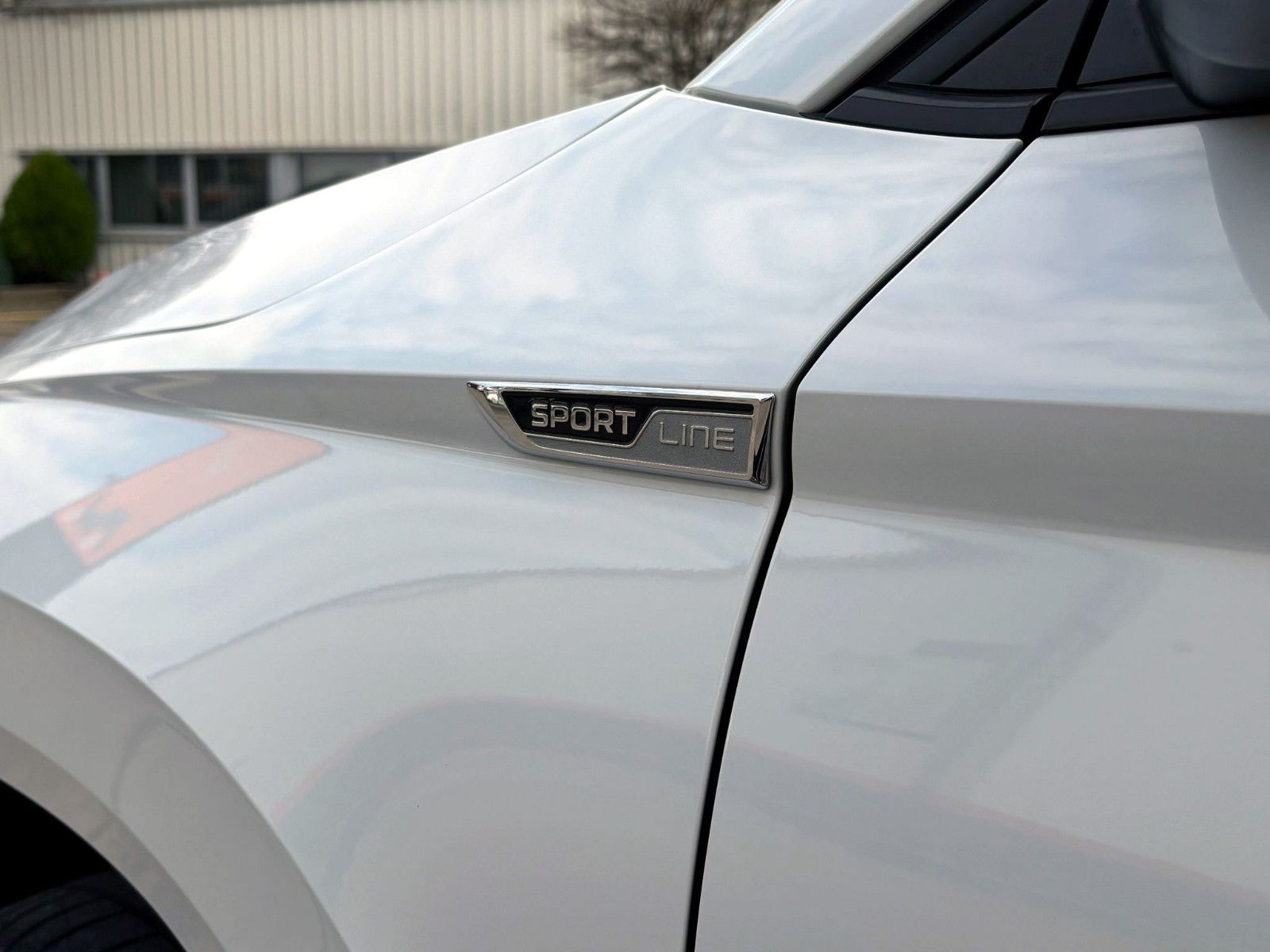 Fahrzeugabbildung SKODA Karoq 1.5TSI DSG SPORTLINE ACC 360° PANO AHK LED