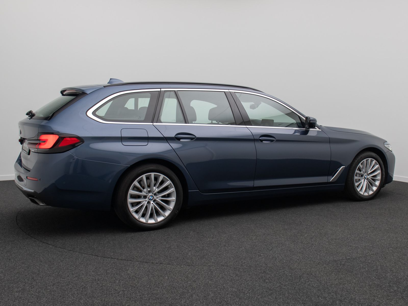 Fahrzeugabbildung BMW 530d LuxuryLine 360&deg;Laser HUD DAB H/K SoftCL AHK