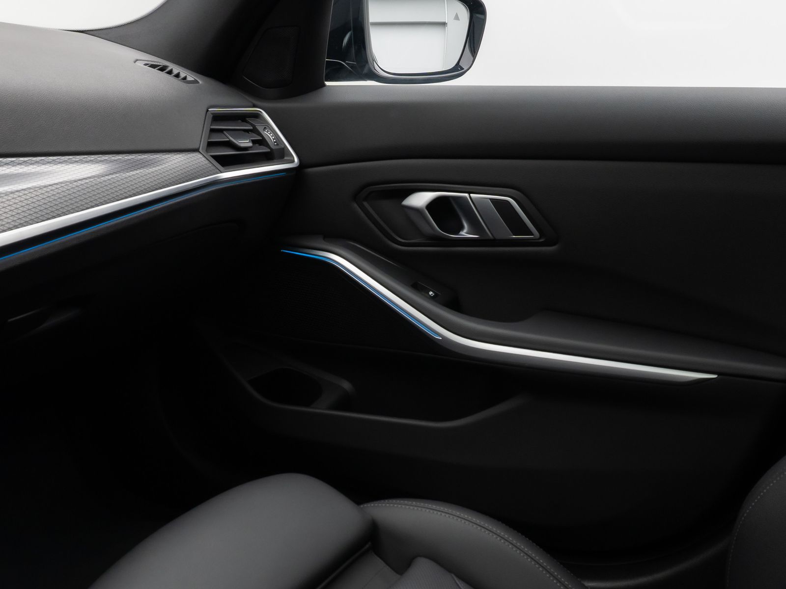 Fahrzeugabbildung BMW 318d M Sport Panorama Kamera HUD DAB HiFi AHK