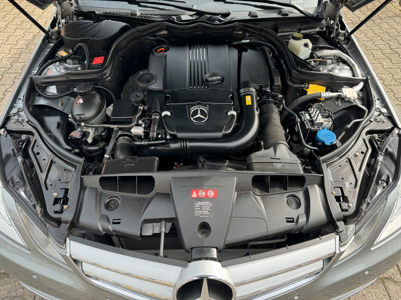 Fahrzeugabbildung Mercedes-Benz E 200 E -Klasse Coupe E 200 CGI 2-HAND AUTOMATIK
