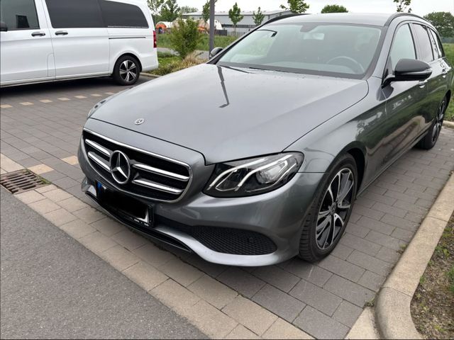 MERCEDES-BENZ E 220 d T  Avantgarde Night Ambiente AHK 