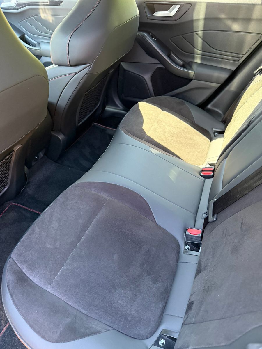 Fahrzeugabbildung Ford Focus Lim. ST X