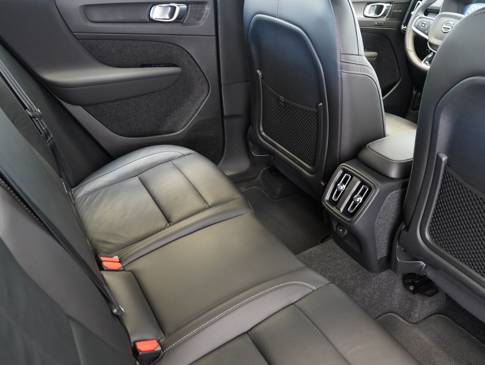 Fahrzeugabbildung Volvo XC40 B4 B R Design LED/NAVI/ACC/LEDER/360°