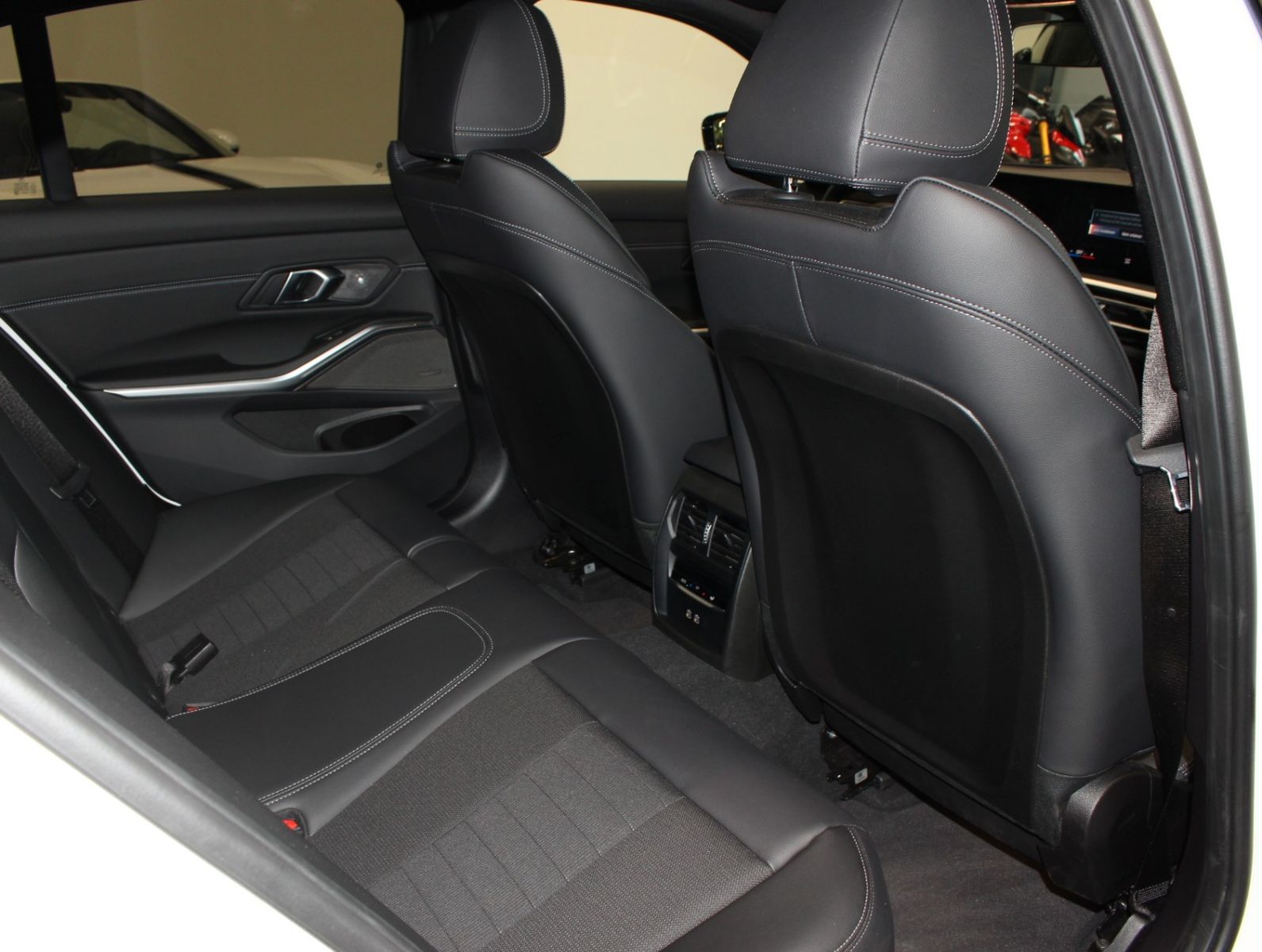 Fahrzeugabbildung BMW 320i LED*Standhzg*HUD*Memory*Harman Kardon