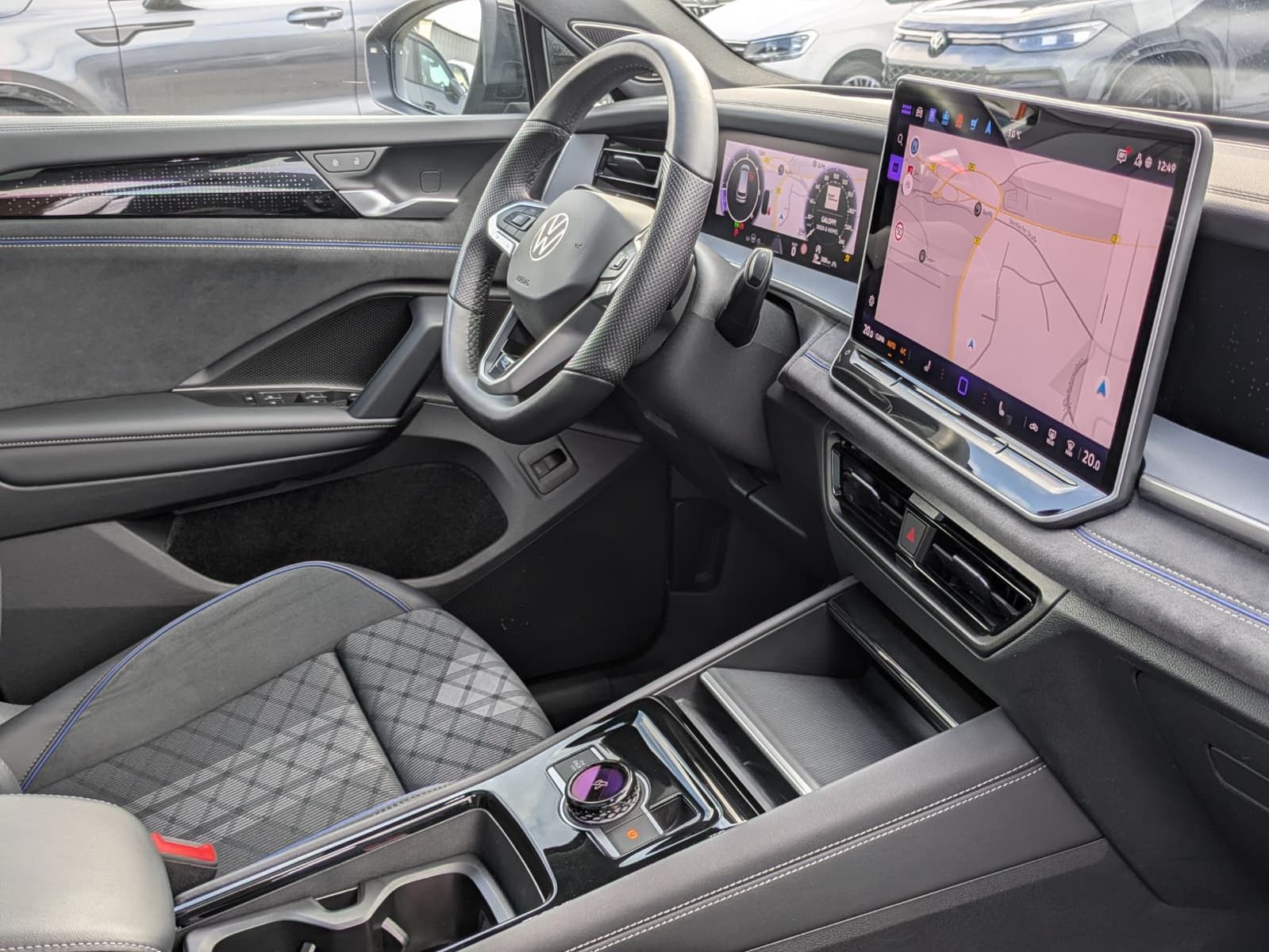 Fahrzeugabbildung Volkswagen Tayron 2.0 TDI 4M R-Line 7Si*MATRIX*AHK*PANO*HUD