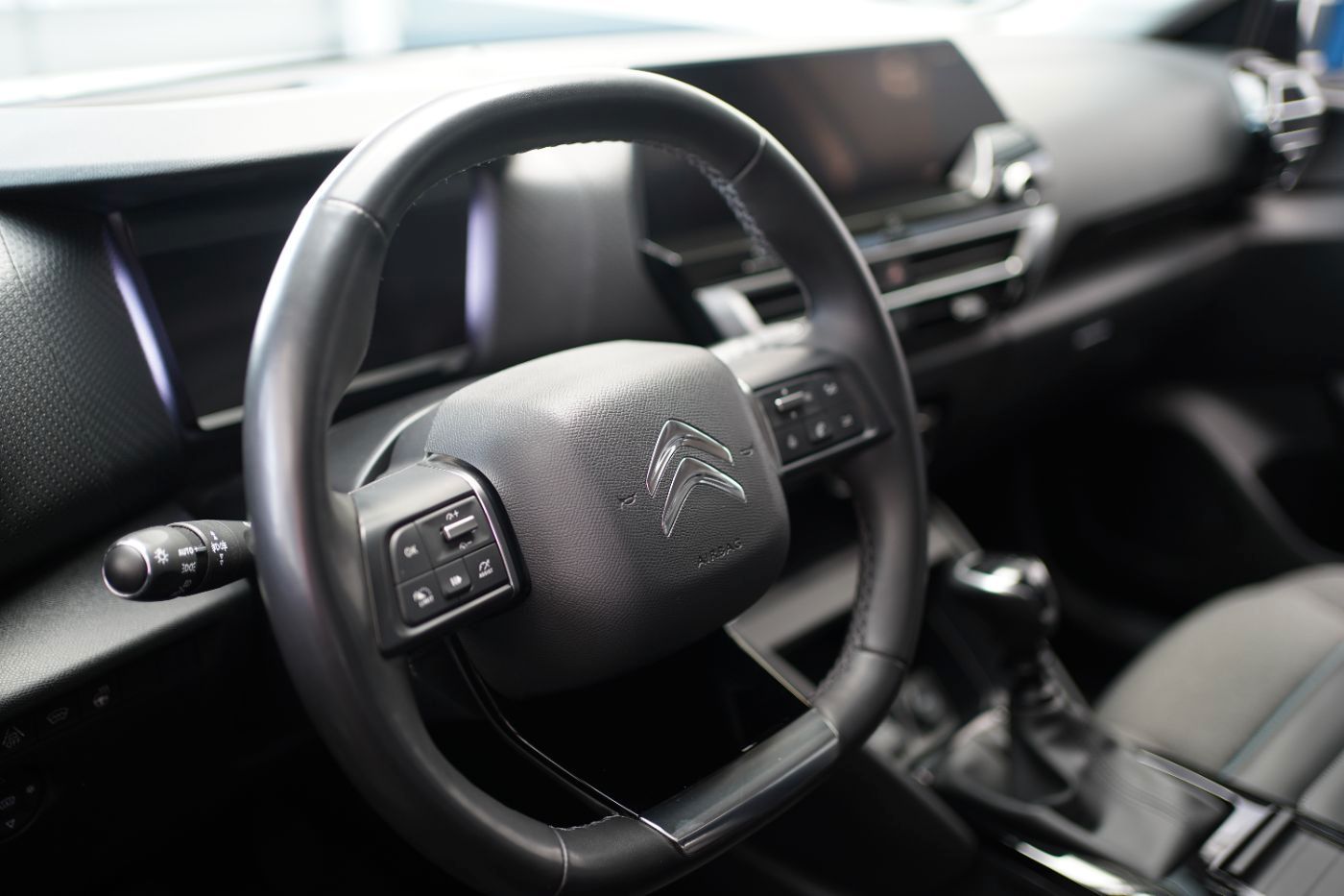 Fahrzeugabbildung Citroën C4 PureTech 130 Shine Kälte Paket Navi DAB Klima