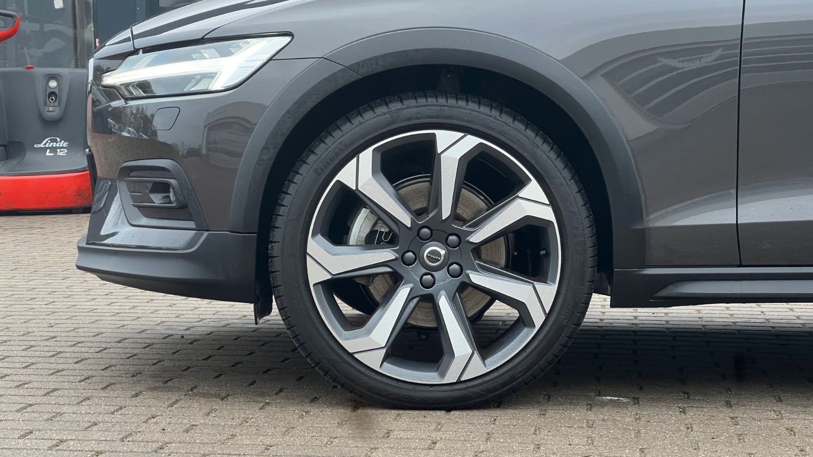 Fahrzeugabbildung Volvo V60 B4 CC Ultimate AWD*B&W*360°*SH*Massage*