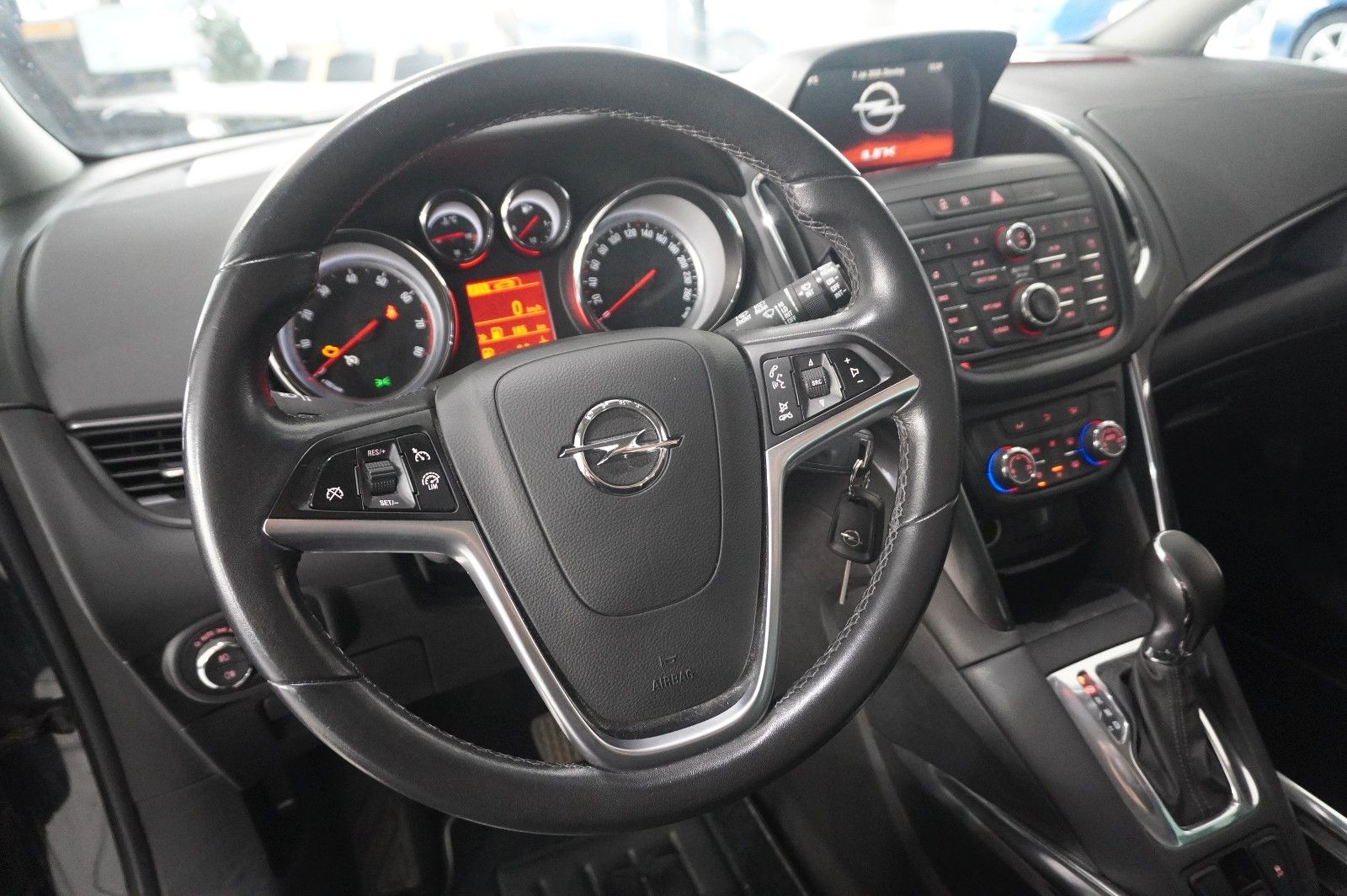 Fahrzeugabbildung Opel Zafira Tourer 1.4T INNOV. 7-SITZER NAVI/KAMERA
