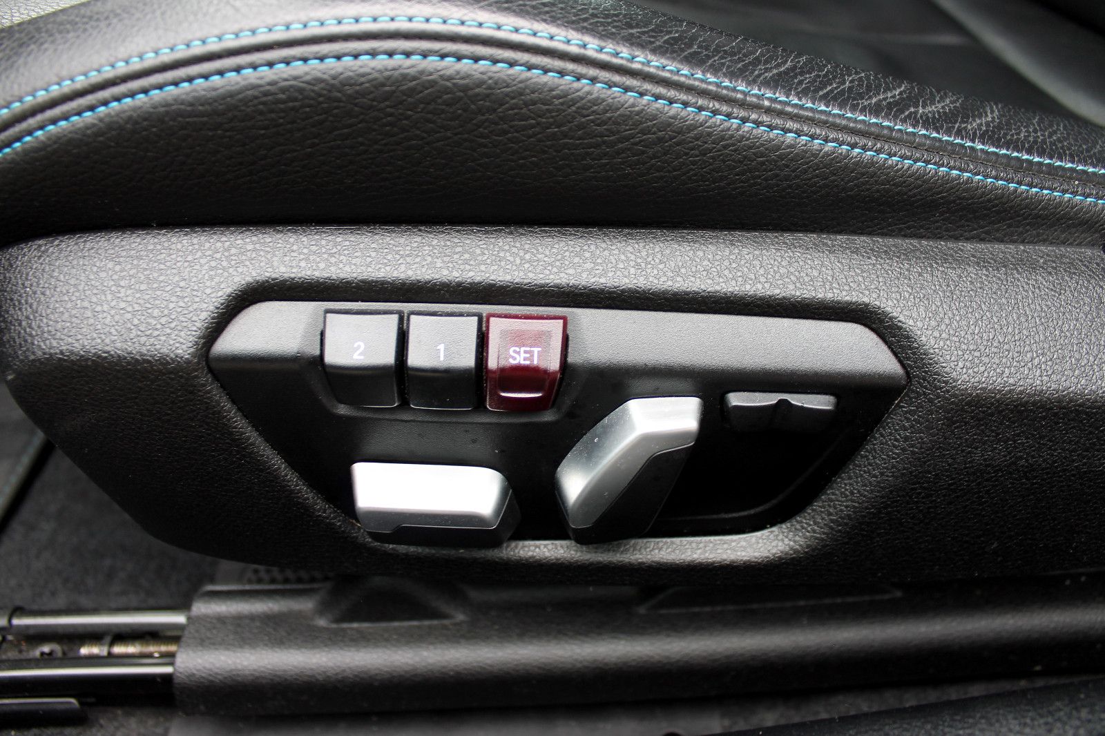 Fahrzeugabbildung BMW M2 Coupé DKG Carbon Dach PDC KAM TEMP H&K LED