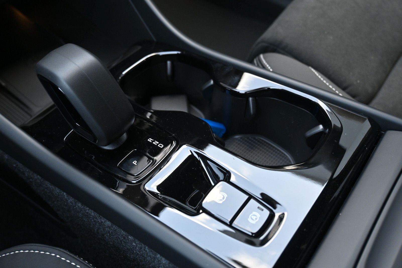 Fahrzeugabbildung Volvo XC40 B3 DKG Plus Dark*H&K*FSHZG*360°*ACC*AHK