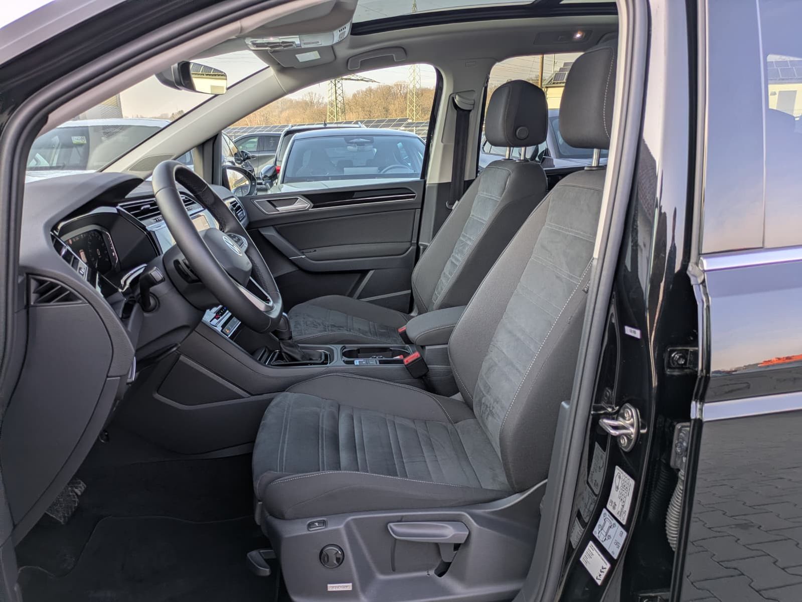 Fahrzeugabbildung Volkswagen Touran 2.0 DSG R-Line High. Pano 7-Si IQ.Dri AHK