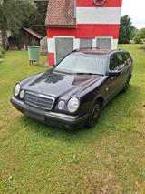 Mercedes-Benz Mercedes 240 E ,T Modell (E 210) - Mercedes-Benz E 220 mit Benzin-Antrieb: Kombi