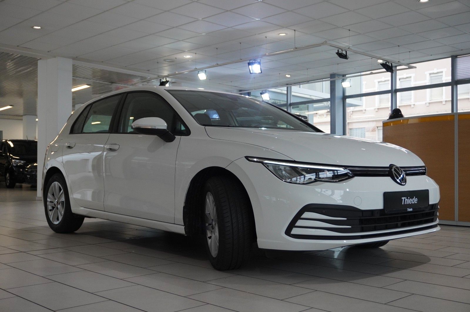 Fahrzeugabbildung Volkswagen Golf VIII Lim. 2.0 TDI LIFE NAVI/LED/VIRT./DAB+
