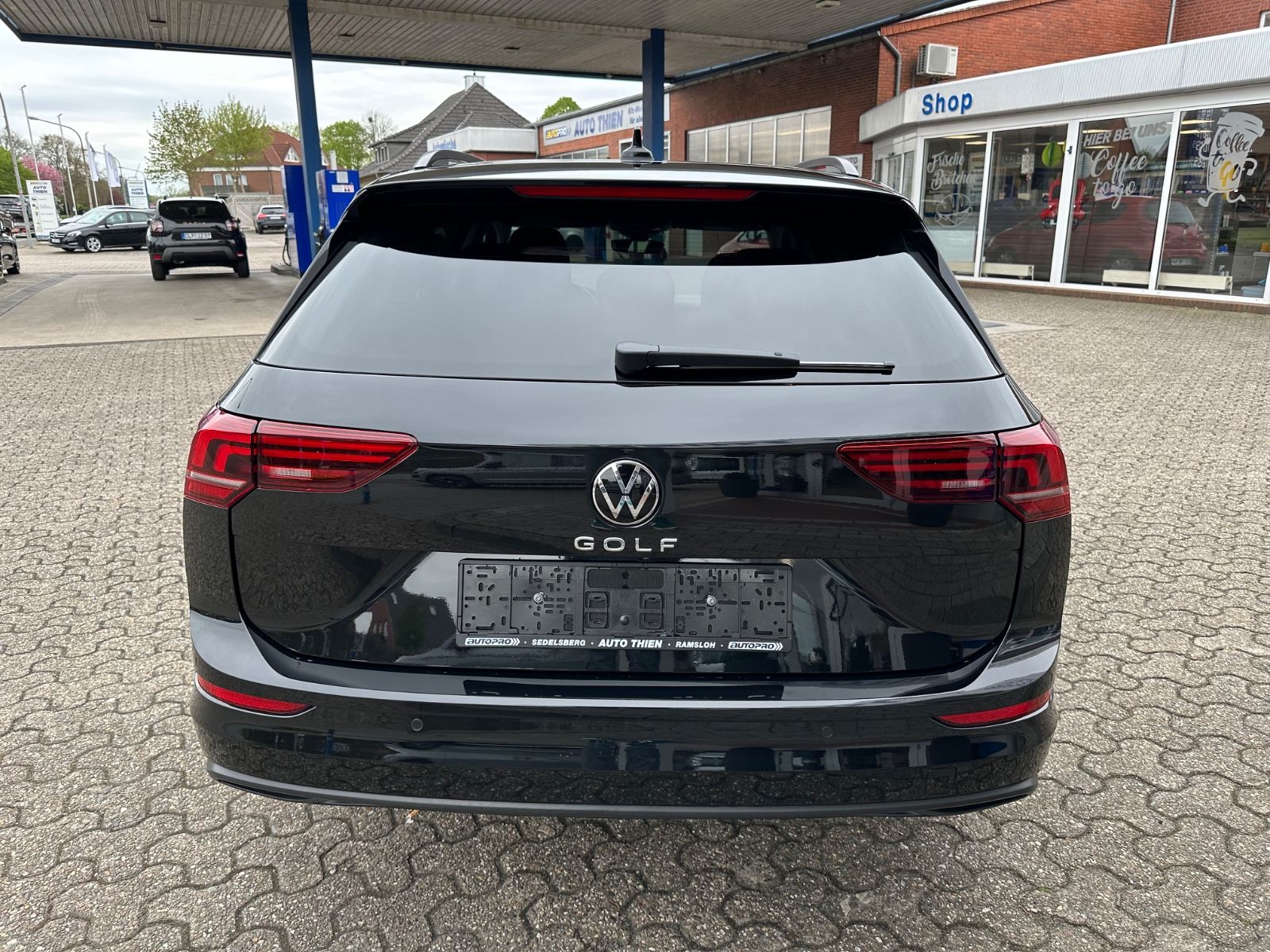 Fahrzeugabbildung Volkswagen Golf VIII Variant 1.5 TSI Life Navi/ACC/LED/Shzg