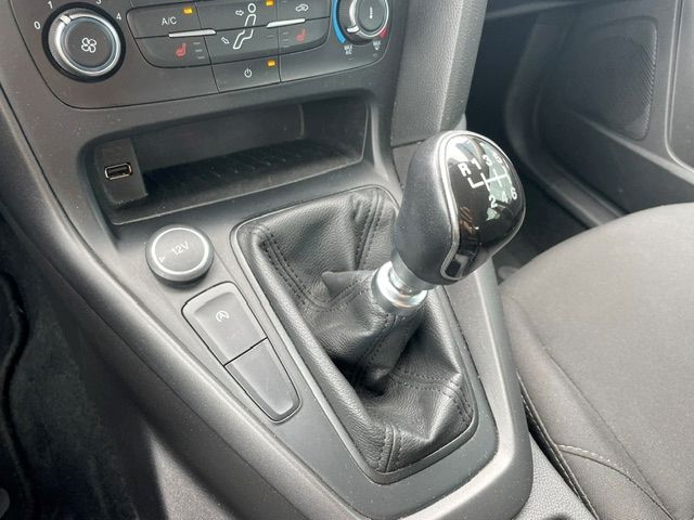 Fahrzeugabbildung Ford Focus Turnier Business Allwetter Sitzheizung