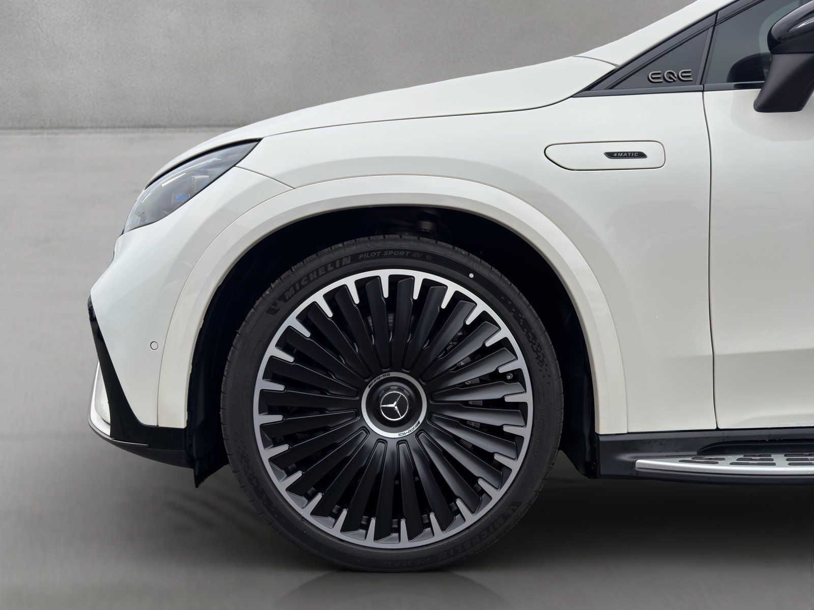 Fahrzeugabbildung Mercedes-Benz EQE43AMG SUV Prem+HYPER Carbon DYNAMIC+ 22kw HAL