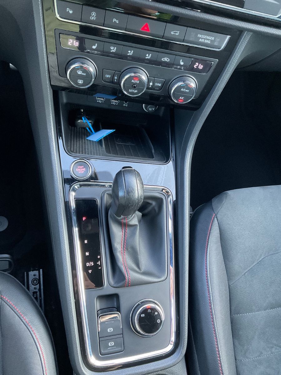 Fahrzeugabbildung SEAT Ateca 1.5 TSI FR DSG,AHK,LED,Navi,19",ACC