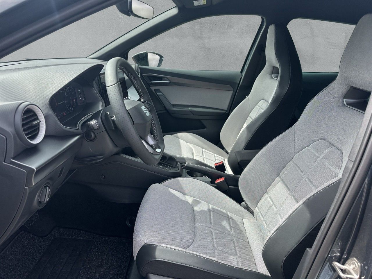 Fahrzeugabbildung SEAT Arona FR Black Edition 1.5 TSI 110 PS DSG - mit KI generiert/bearbeitet