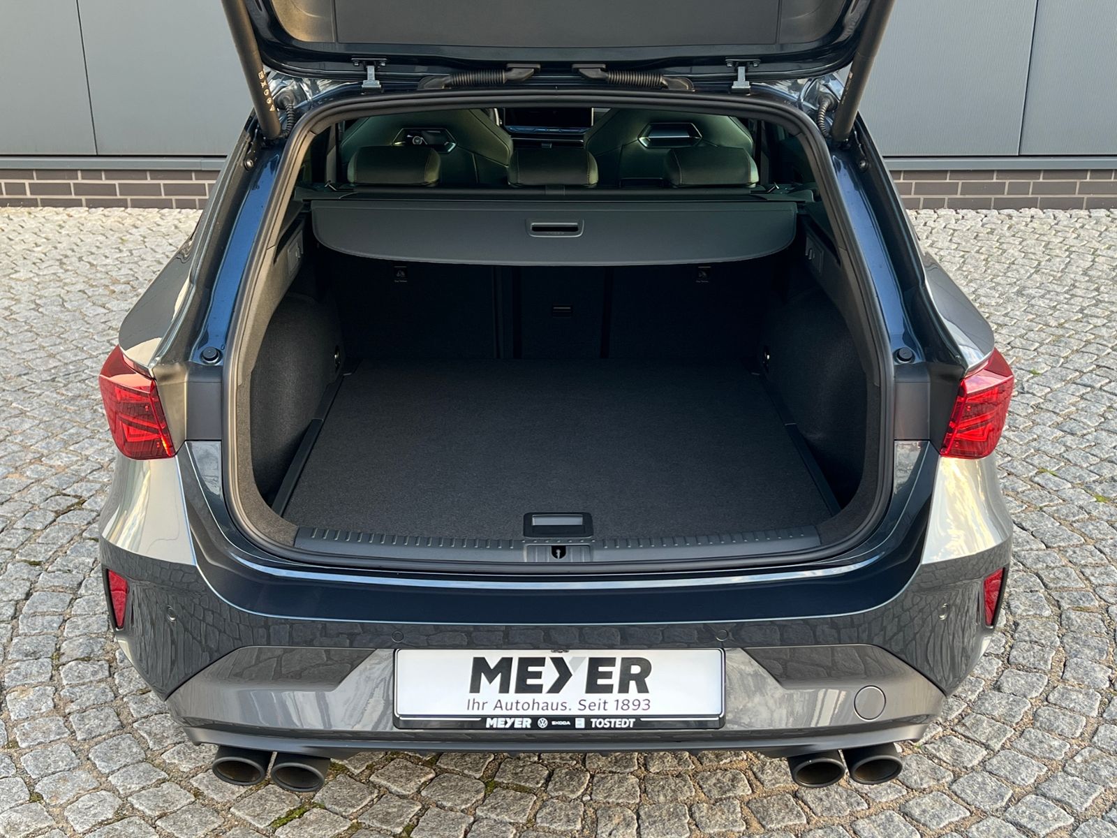 Fahrzeugabbildung CUPRA Leon Sportstourer VZ 2.0 TSI DSG 4Drive *AHK, LE