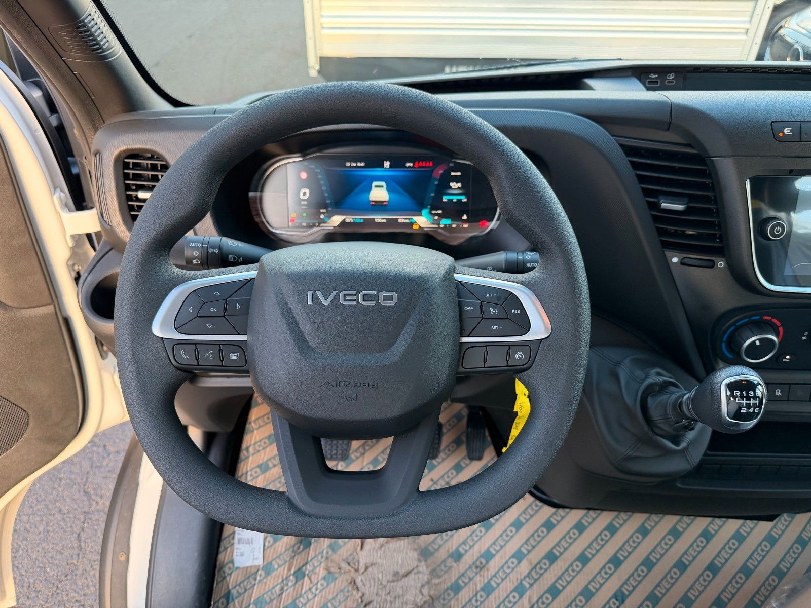 Fahrzeugabbildung Iveco Daily 35S14 Doka, Pritsche, Klima, AHK