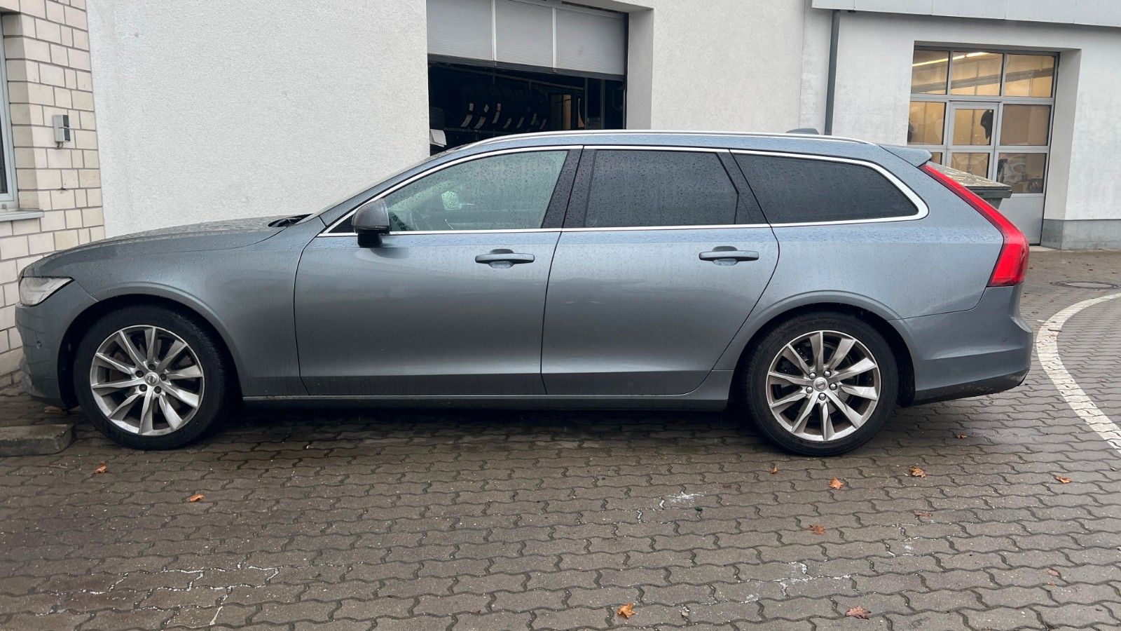Fahrzeugabbildung Volvo V90 D5 Kombi Mom AWD*EPH*RFK*AUT