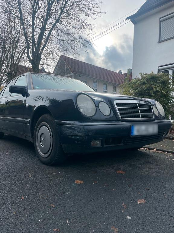 Mercedes-Benz E 230