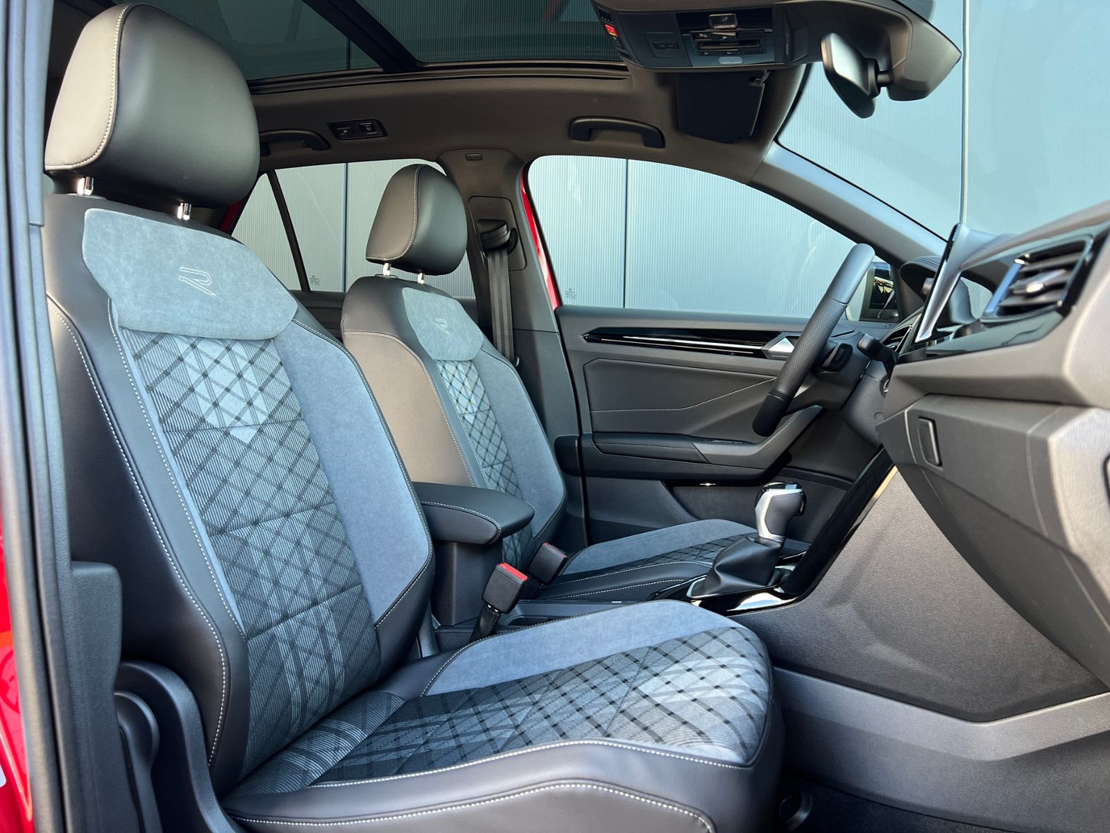 Fahrzeugabbildung Volkswagen T-Roc R-Line 1.5 TSI DSG *AHK, Pano, Black Style