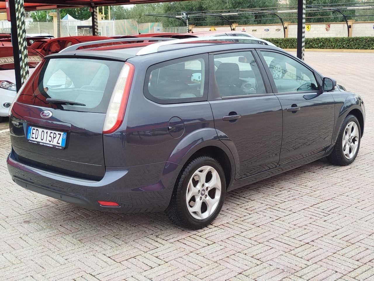 Ford Focus 2010 — photo 14