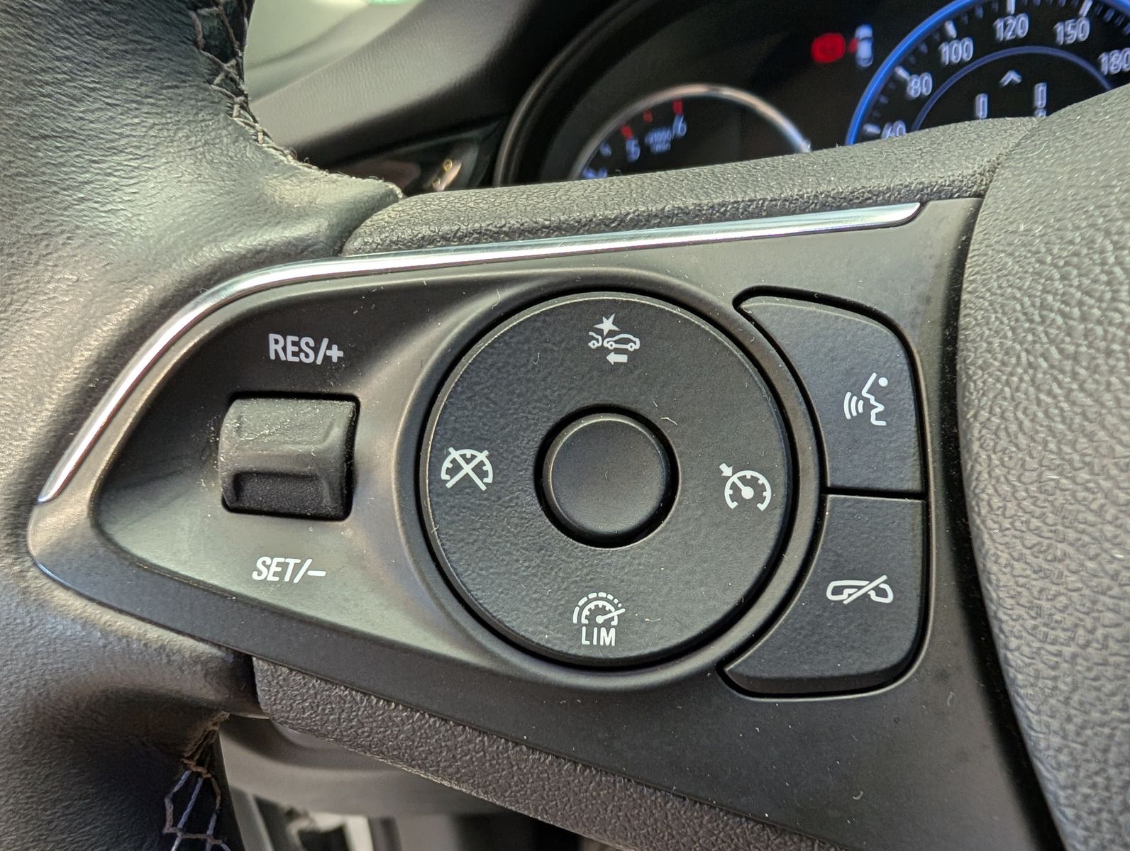 Fahrzeugabbildung Opel Insignia 1.6 CDTI Edition Tempomat PDC SHz AHK