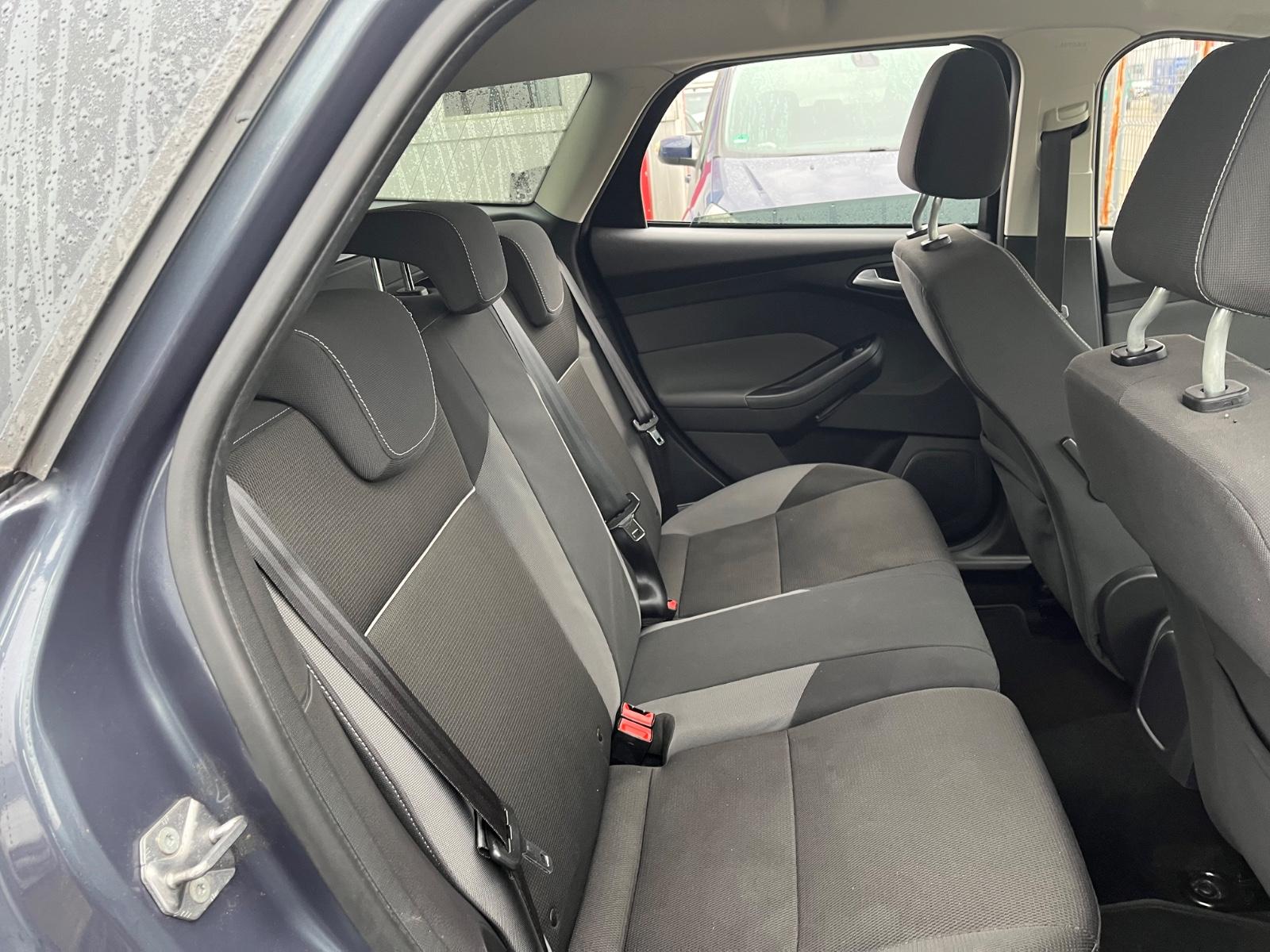 Ford Focus 2011 — photo 10