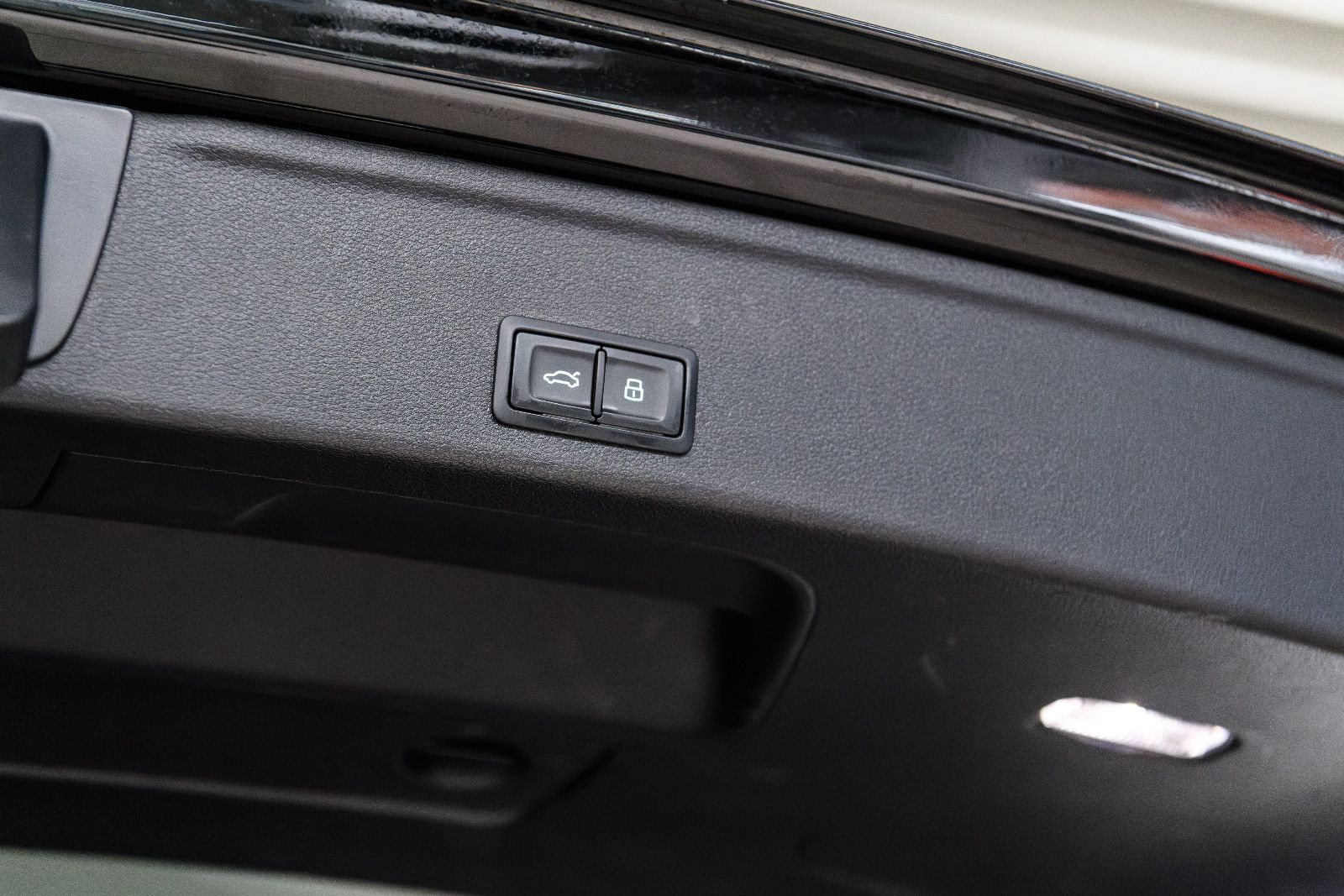 Fahrzeugabbildung Audi A4 35 TFSI S tronic advanced Avant LED/SZH/NAVI