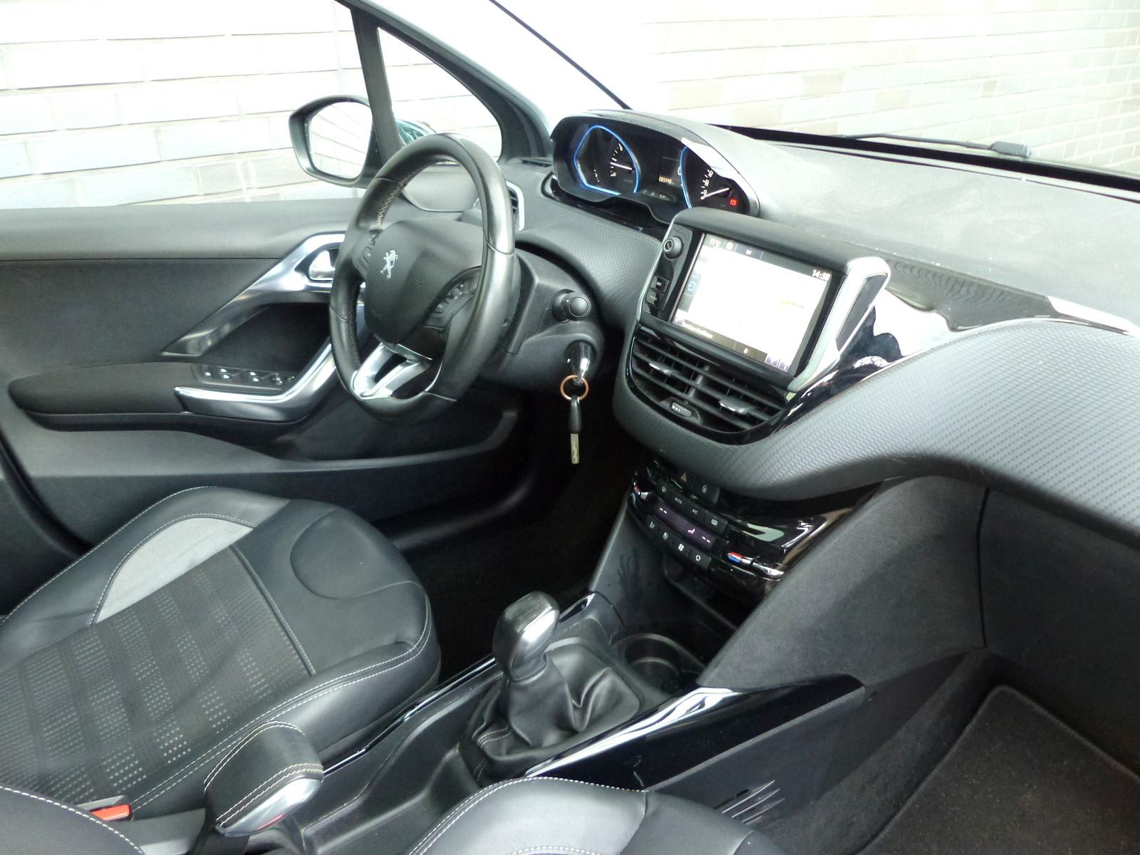 Peugeot 2008 Allure Glasdach/Navi/Klimaautom/PDC