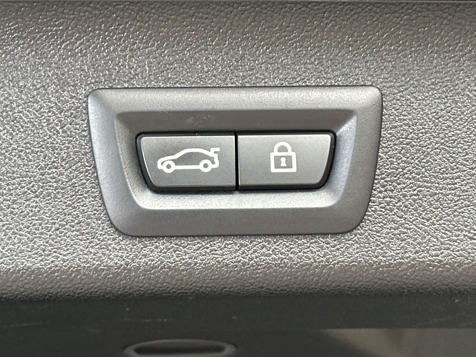 Fahrzeugabbildung BMW 520d Touring M-Sport NAV+LED+PANO+AHK+STHZG