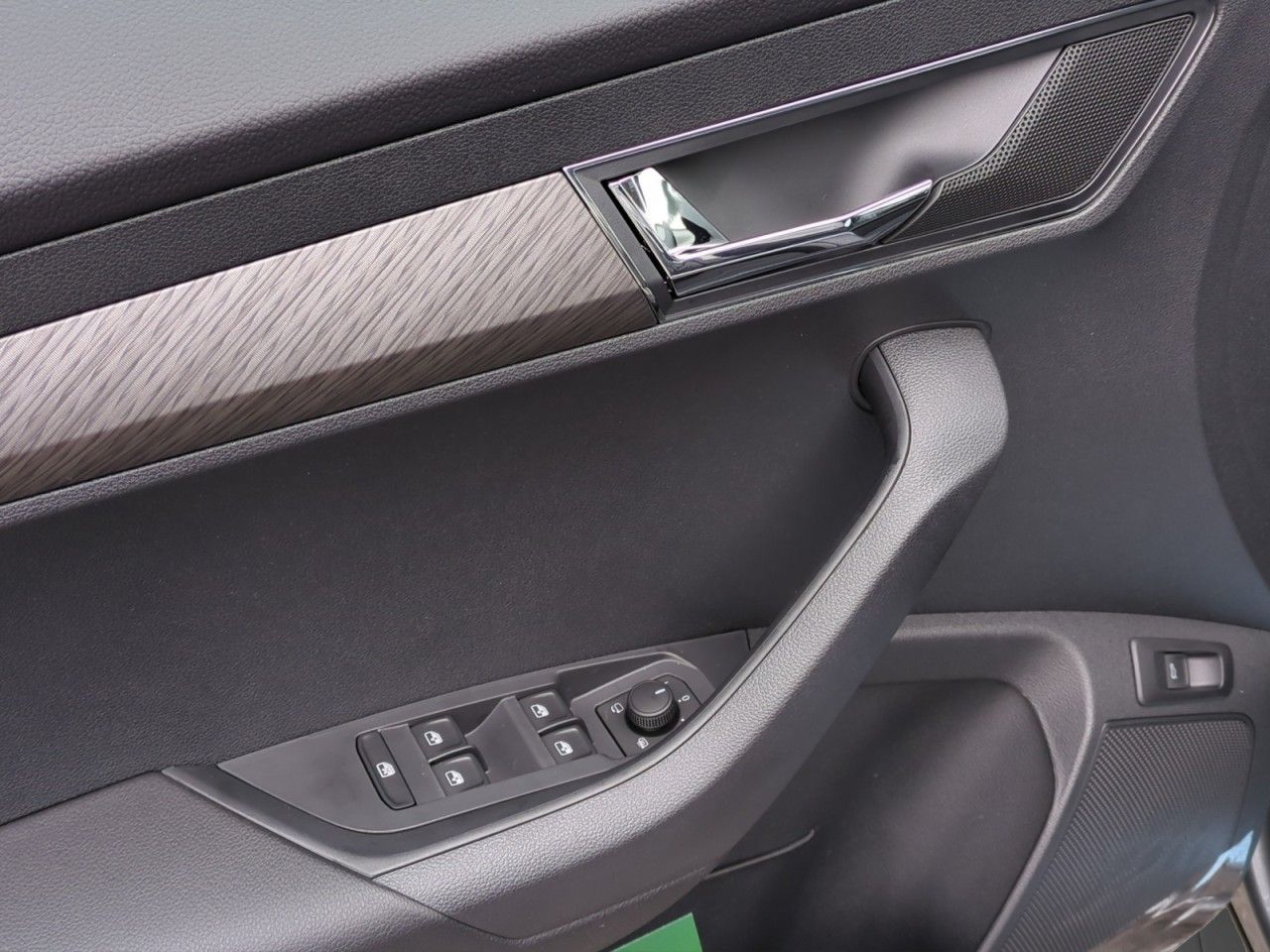 Fahrzeugabbildung SKODA Karoq Selection Style TSI DSG - AHK, Navi, uvm.